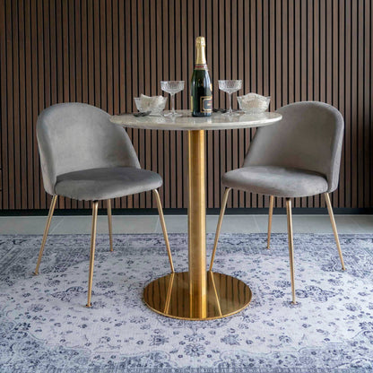 Masa de dining, cu blat cu aspect de marmura, baza cu aspect alama, in living