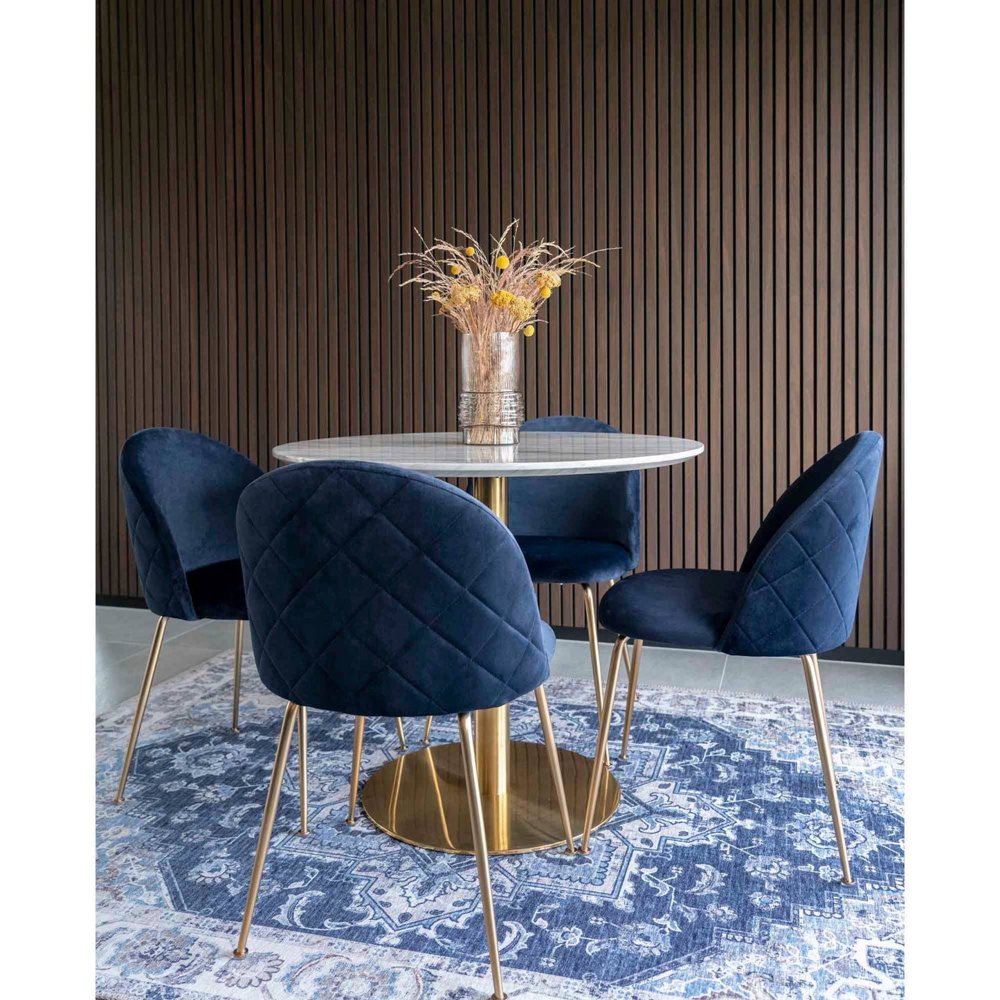 Masa de dining cu blat cu aspect de marmura, baza cu aspect alama, in living