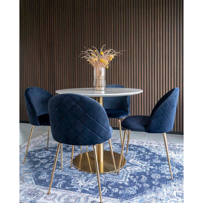 Masa de dining cu blat cu aspect de marmura, baza cu aspect alama, in living