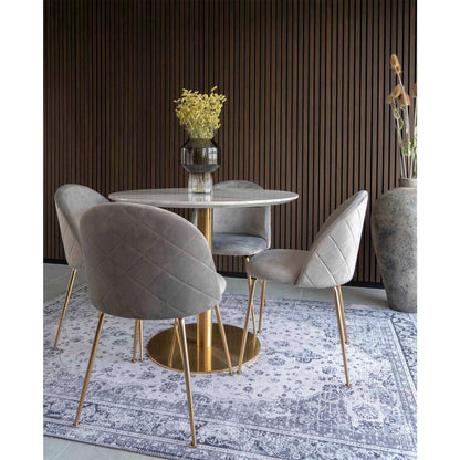Masa de dining cu blat cu aspect de marmura, baza cu aspect alama, in living