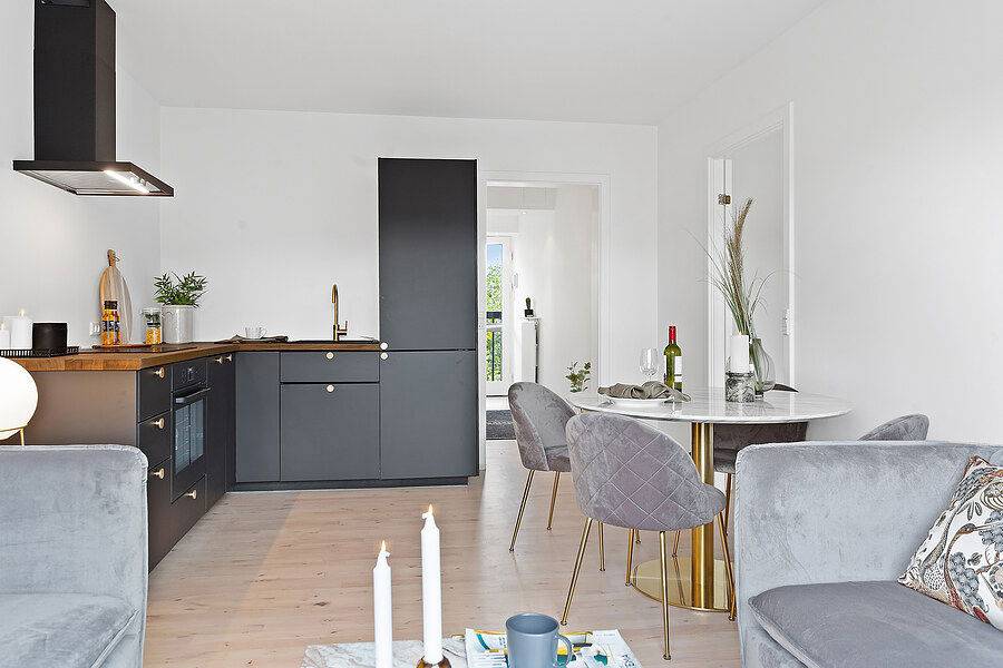 Masa de dining, cu blat cu aspect de marmura, baza cu aspect de alama, in living