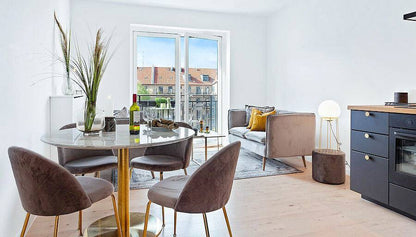 Masa de dining, cu blat cu aspect de marmura, baza cu aspect de alama, in living