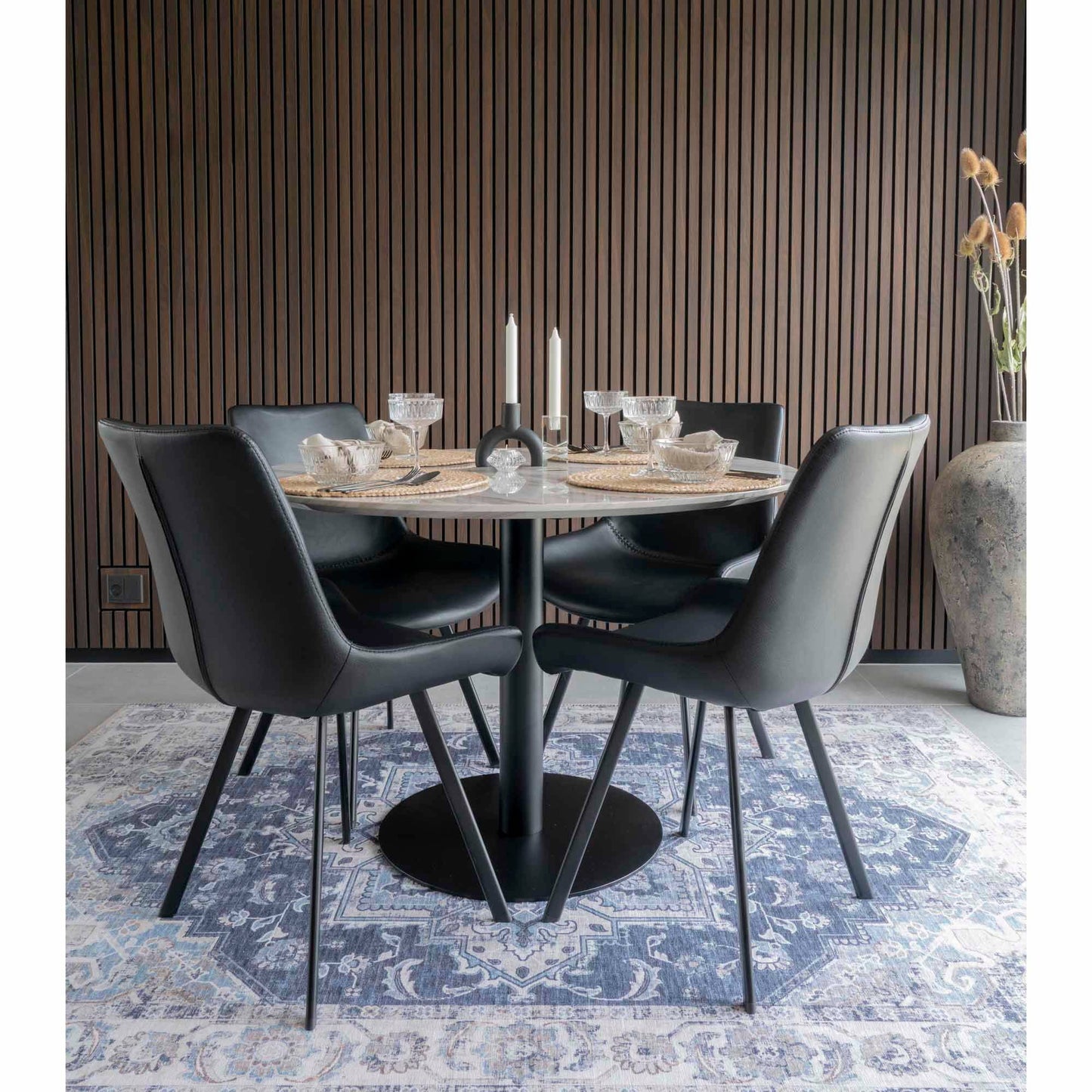 Masa de dining cu blat cu aspect de marmura, baza neagra, in living