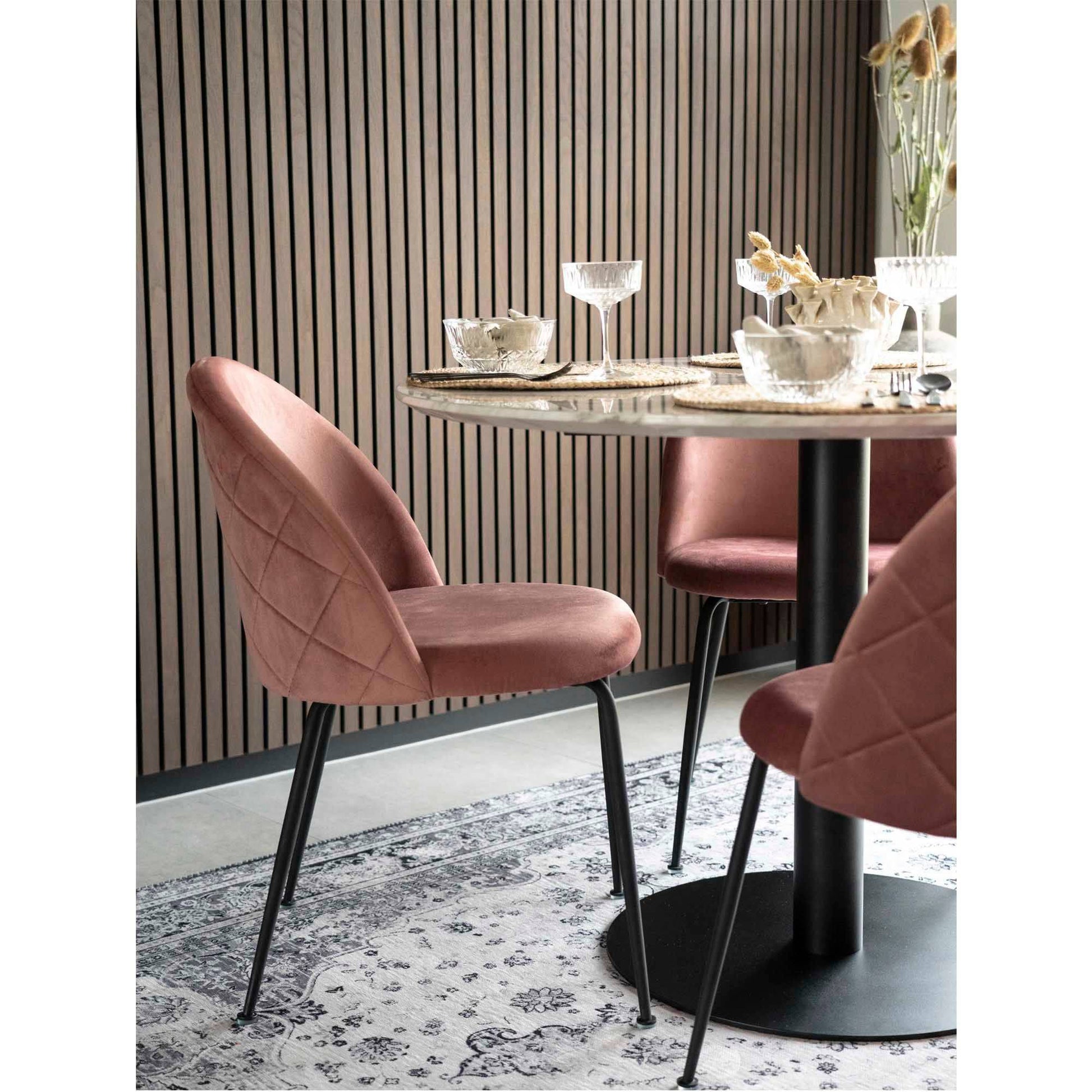 Masa de dining cu blat cu aspect de marmura, baza neagra, in living