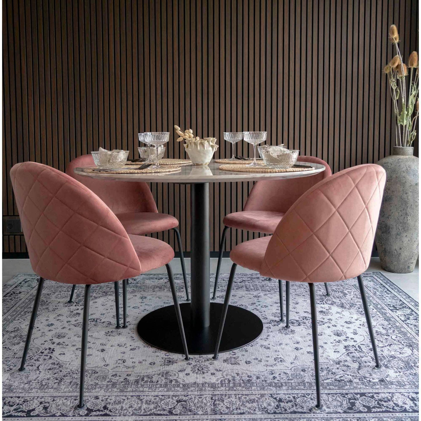 Masa de dining cu blat cu aspect de marmura, baza neagra, in living
