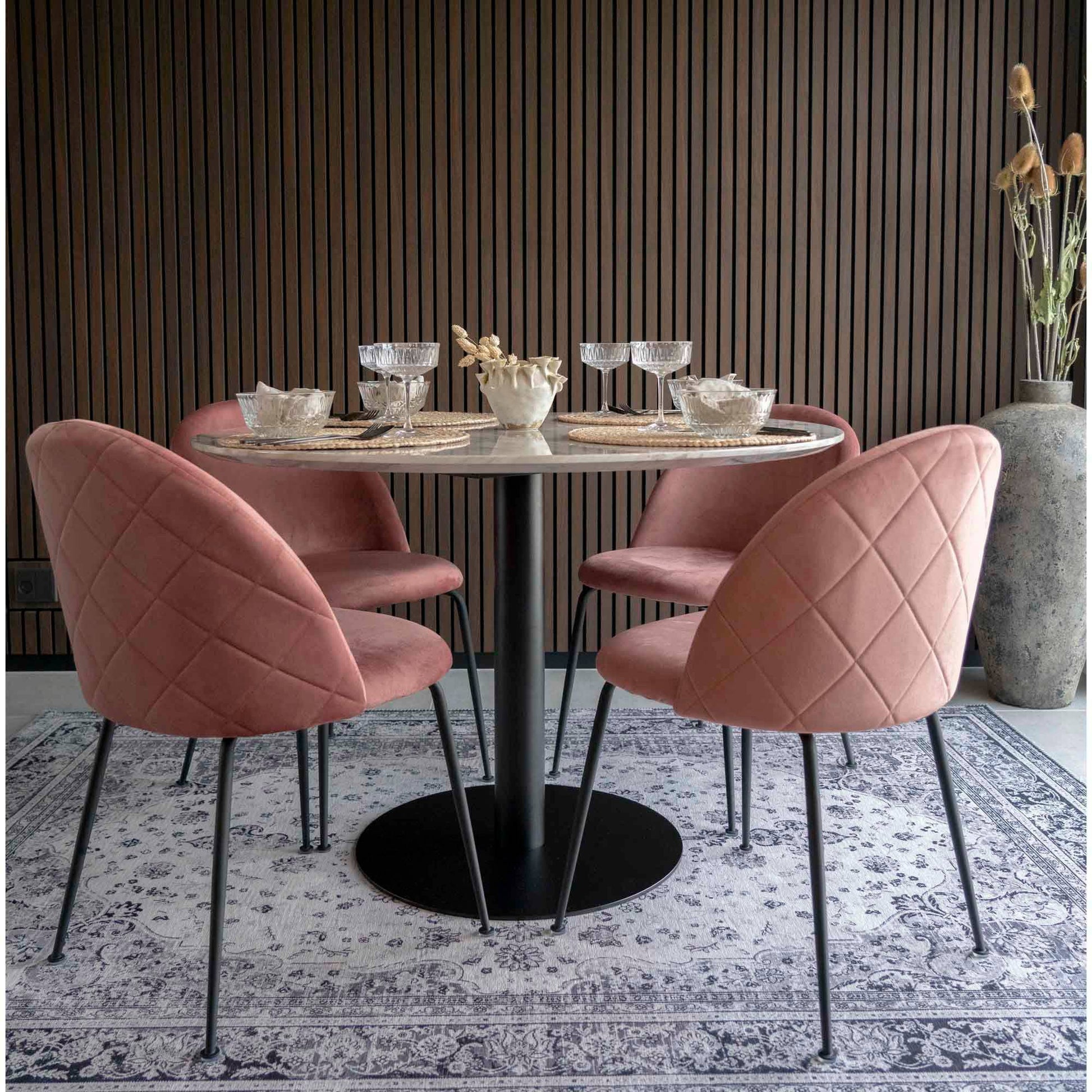 Masa de dining cu blat cu aspect de marmura, baza neagra, in living