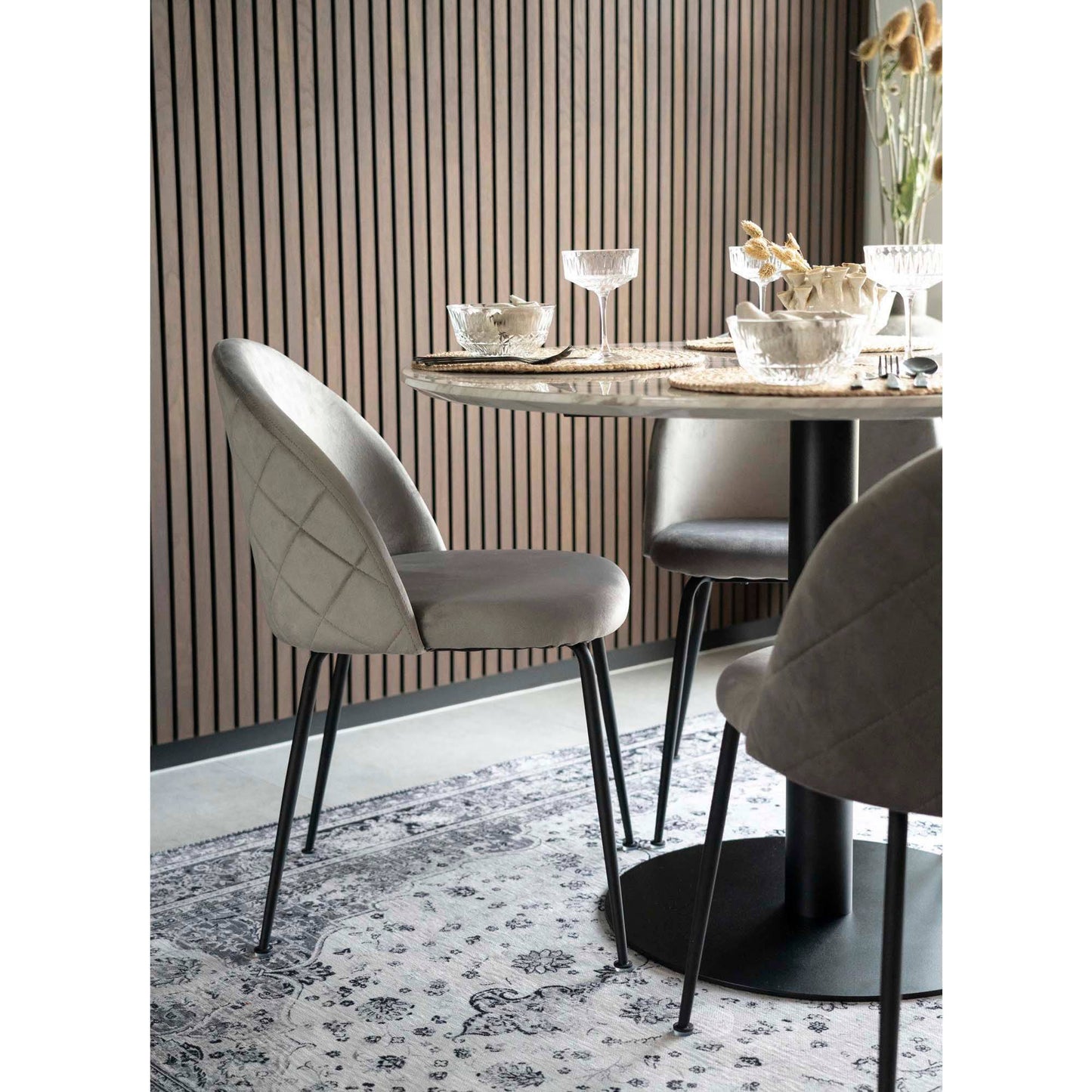 Masa de dining cu blat cu aspect de marmura, baza neagra, in living