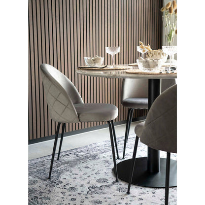 Masa de dining cu blat cu aspect de marmura, baza neagra, in living