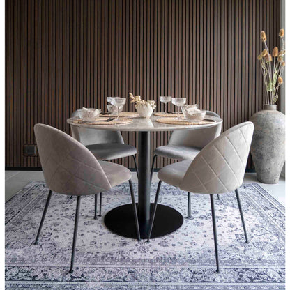 Masa de dining cu blat cu aspect de marmura, baza neagra, in living
