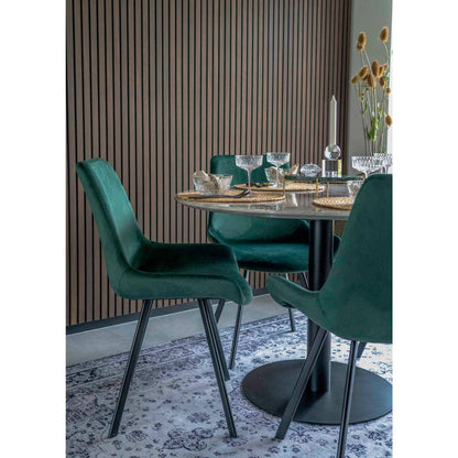 Masa de dining cu blat cu aspect de marmura, baza neagra, in living