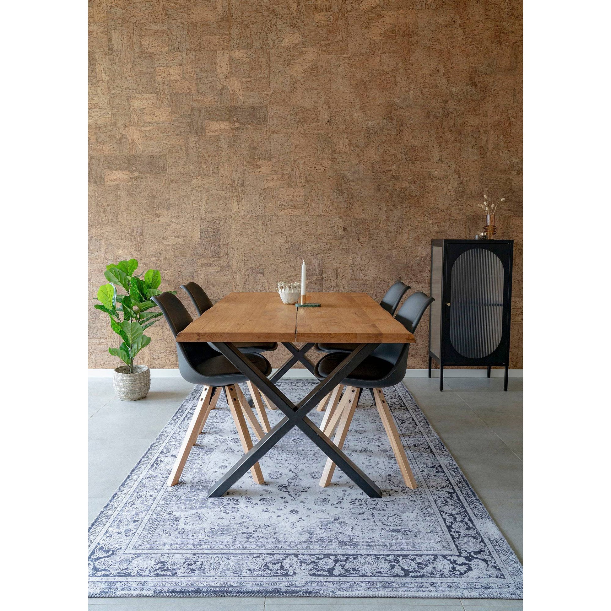 Masa de dining cu margine ondulata, din stejar, natur, in living