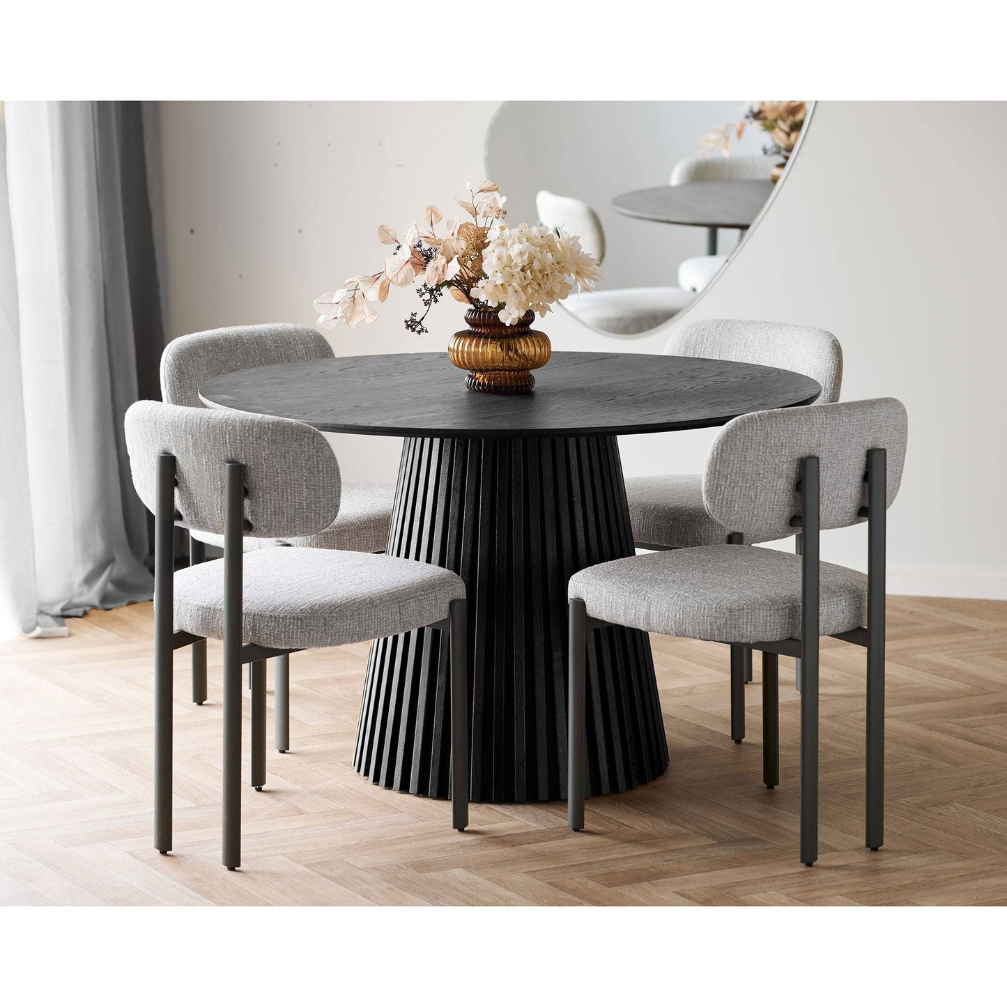 Masa de dining din furnir de stejar, negru, in living