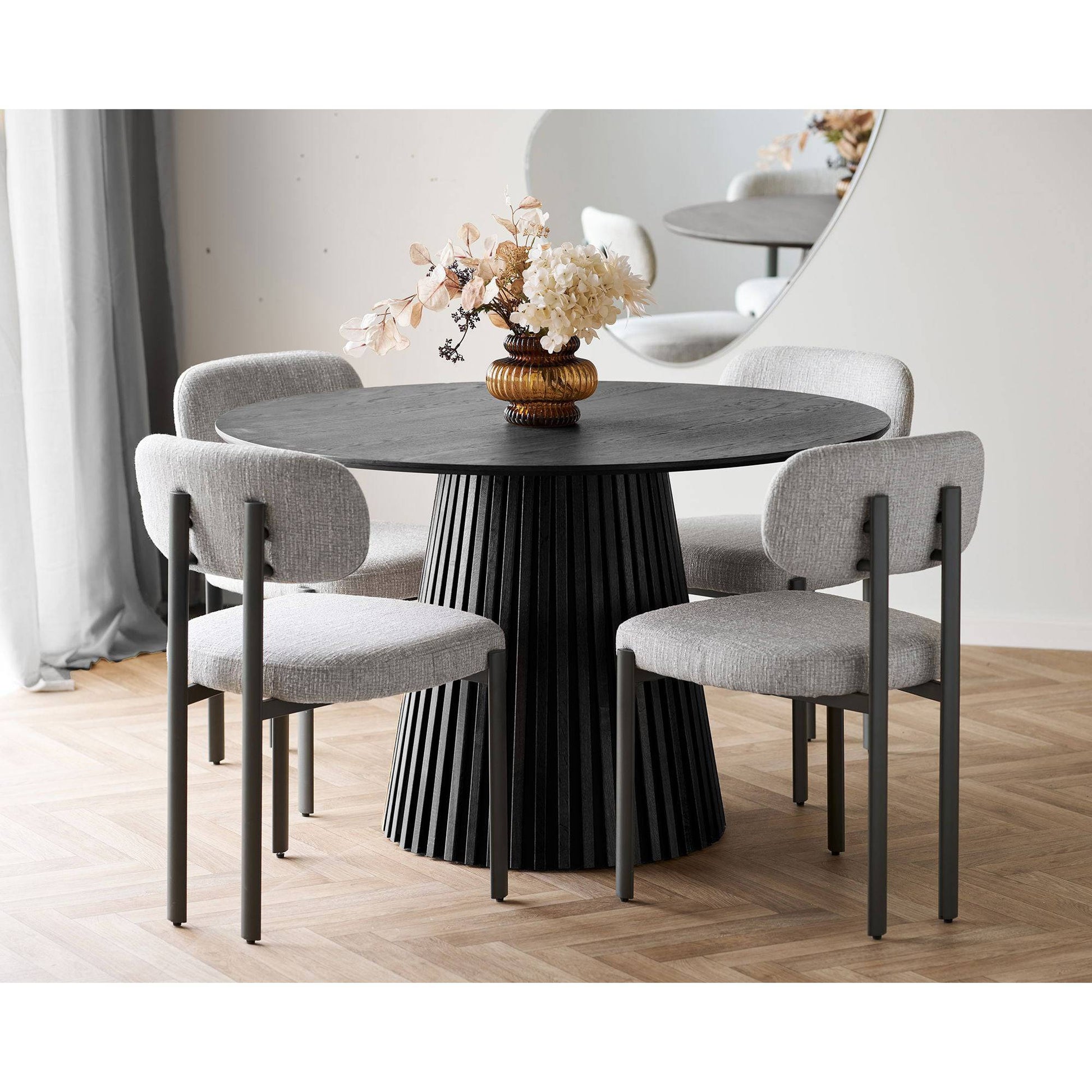 Masa de dining din furnir de stejar, negru, in living