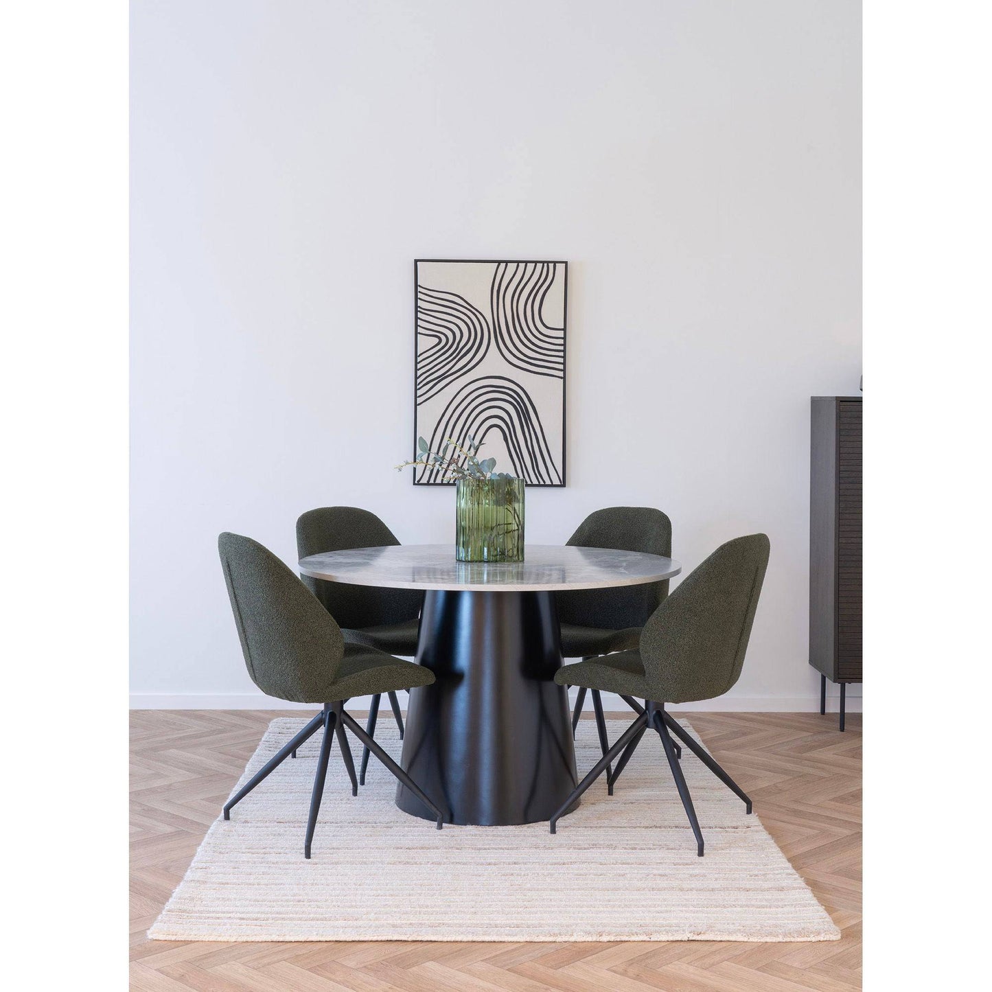  Masa de dining cu aspect marmura, gri, negru, in living bej