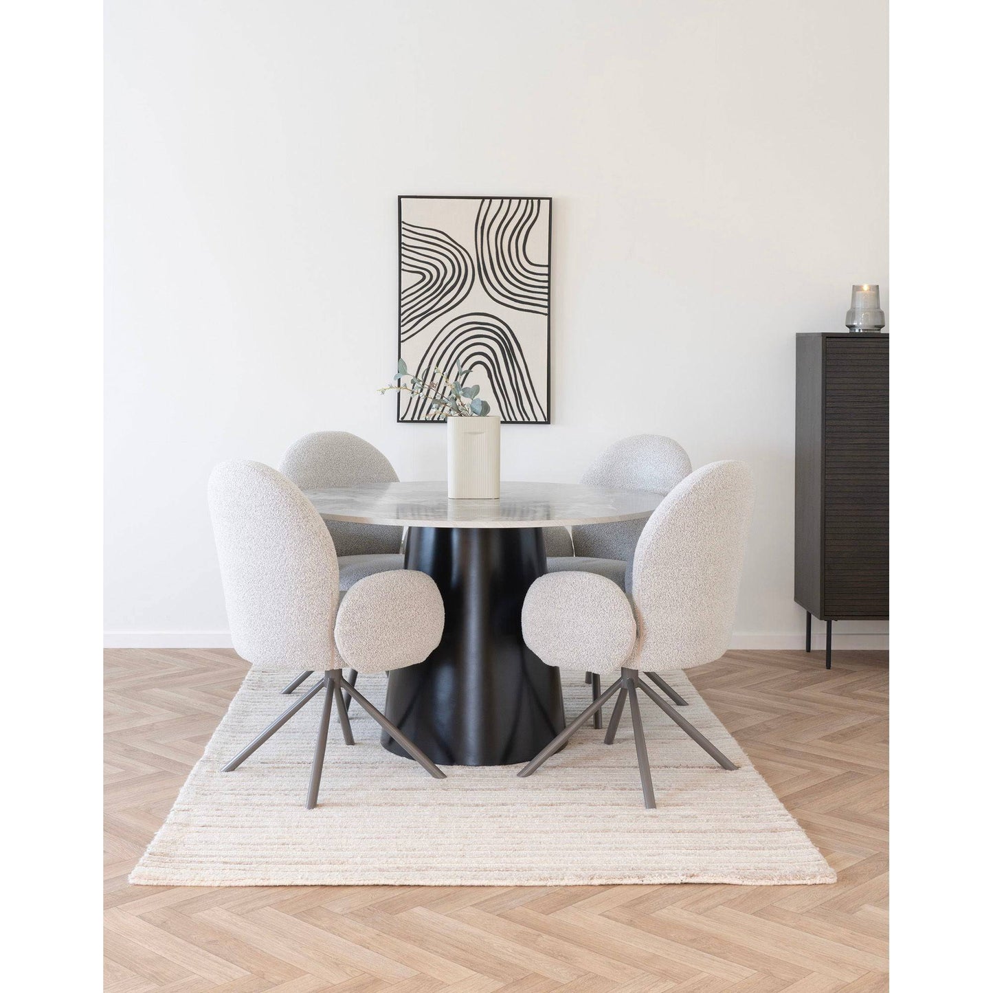  Masa de dining cu aspect marmura, gri, negru, in living bej