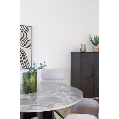  Masa de dining cu aspect marmura, gri, negru, in living bej