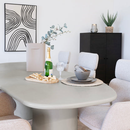 Masa de dining cu aspect ciment, bej, in sufragerie