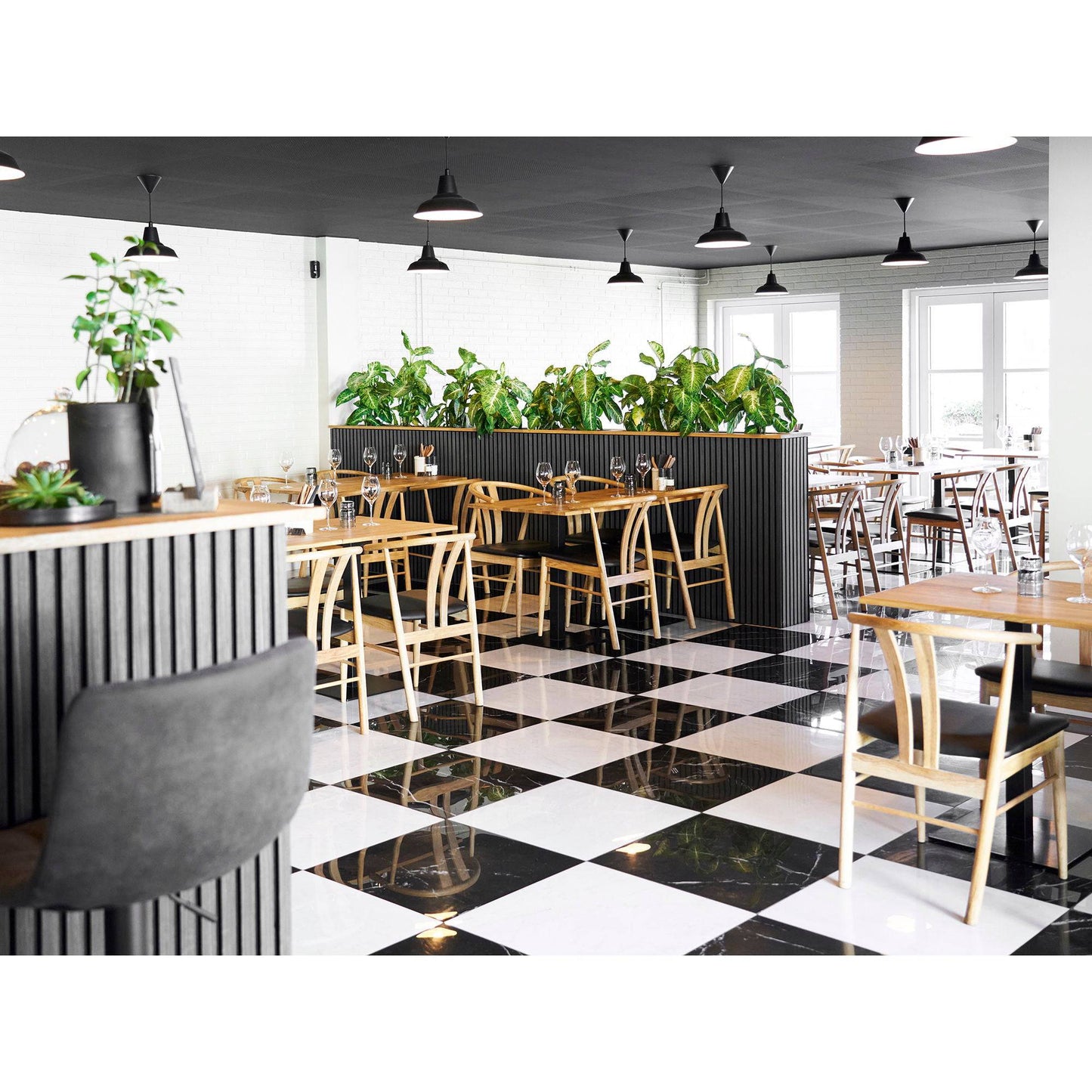 Masa de cafea din stejar, baza neagra din metal, in cafenea