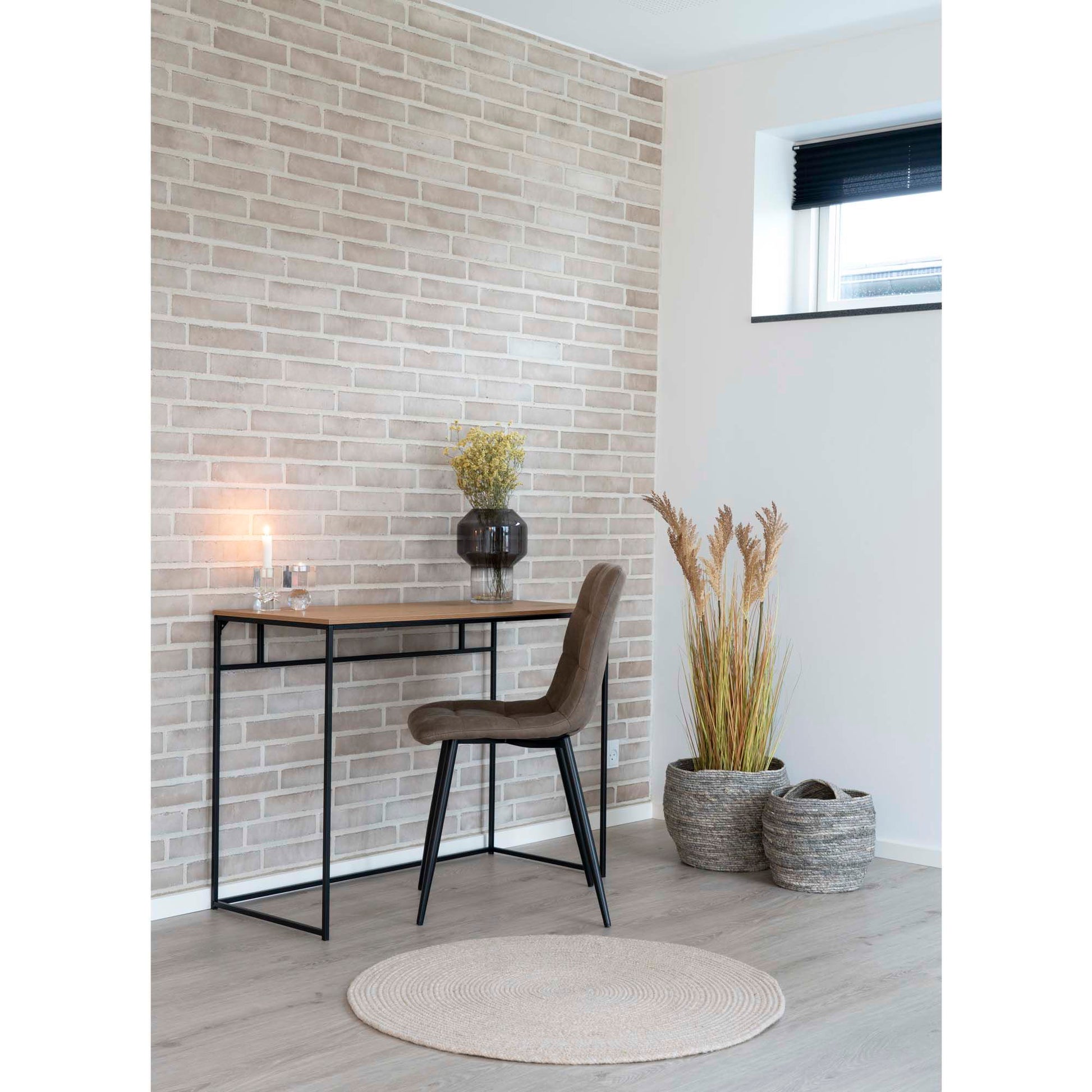 Birou cu aspect stejar, cu cadru negru, in living