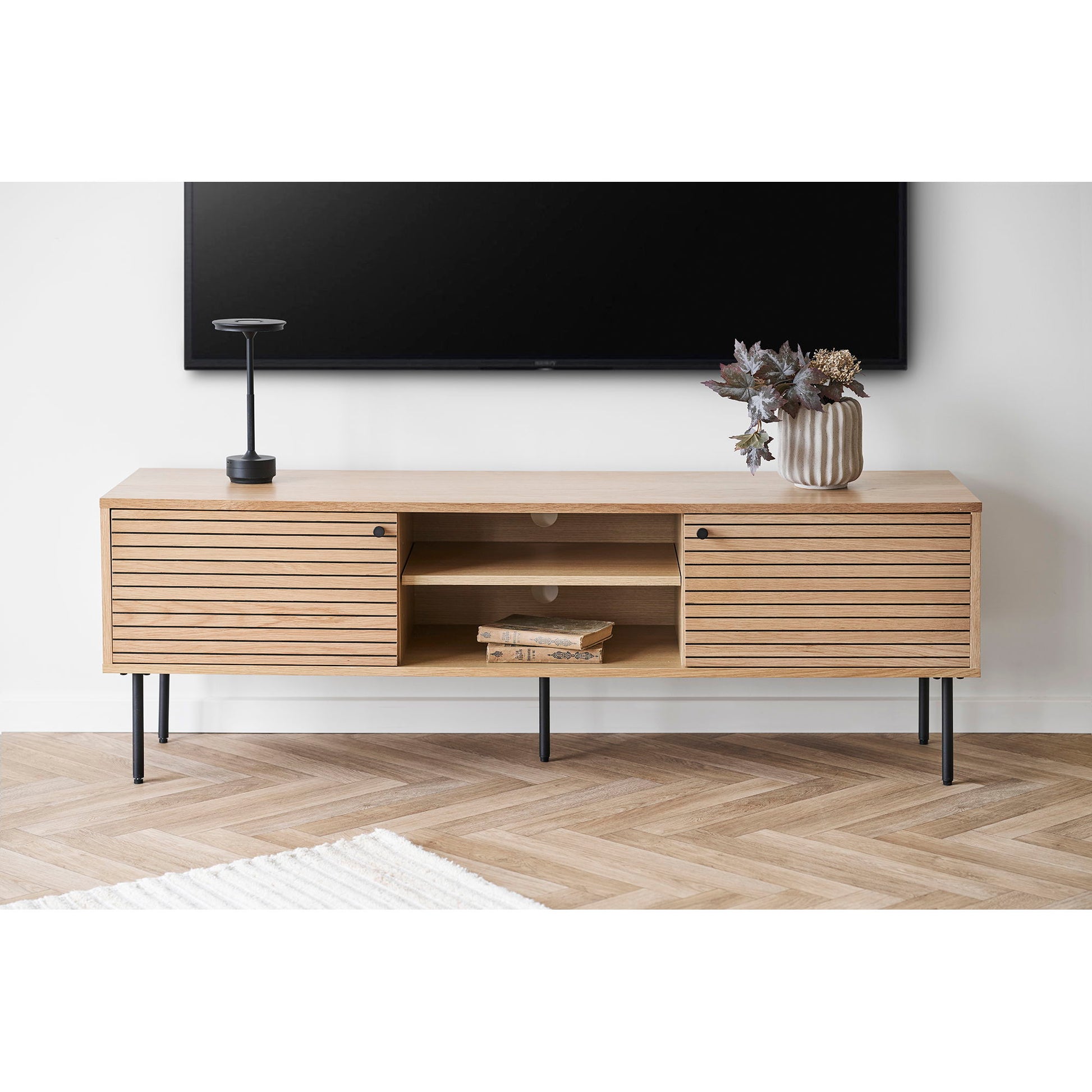  Comoda TV cu 2 usi, 2 rafturi, furnir de stejar, natur, picioare metalice negre, in living bej