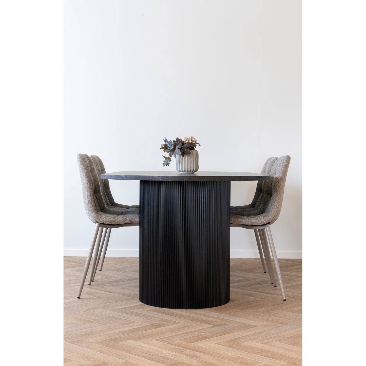 Masa de dining maro inchis, in living