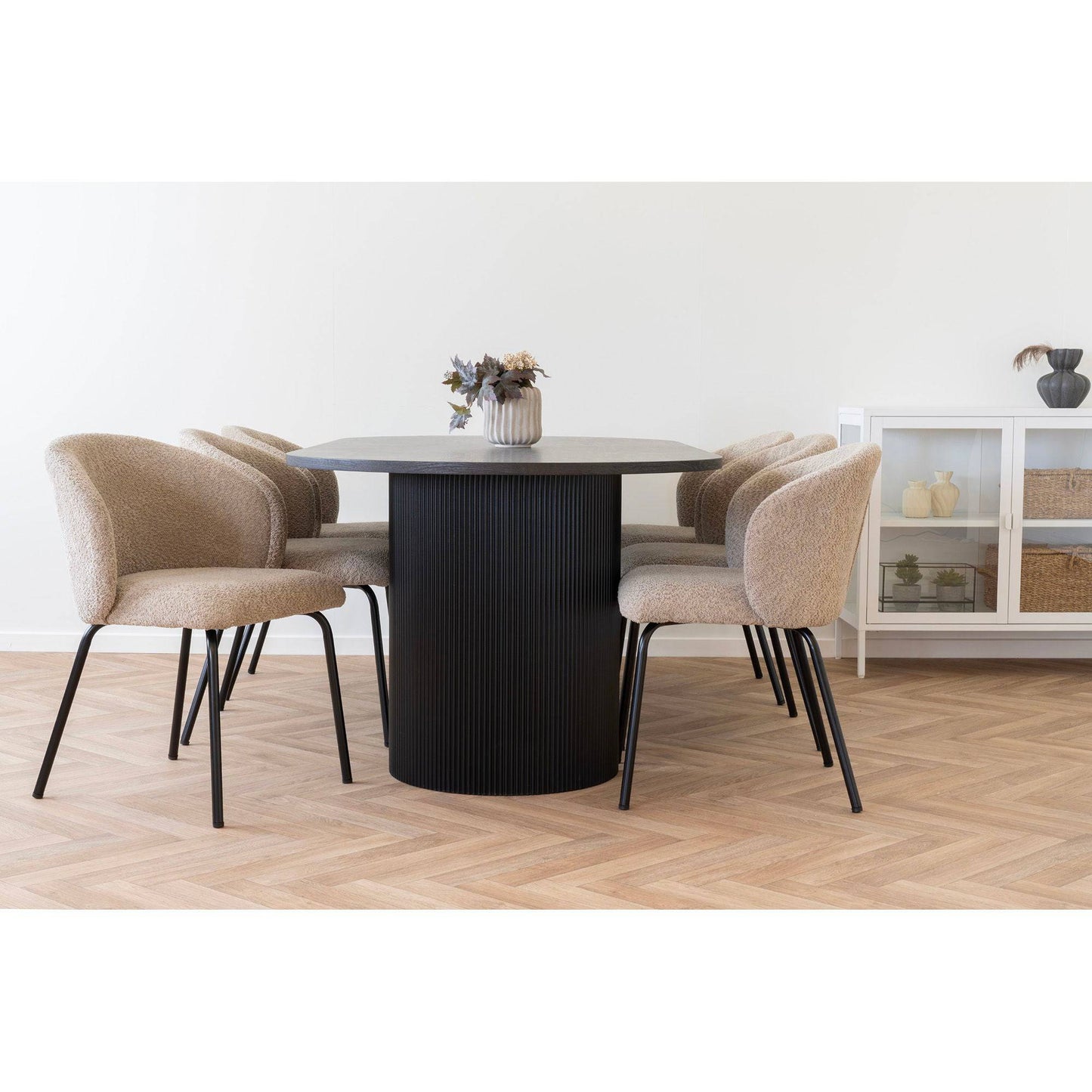 Masa de dining maro inchis, in living