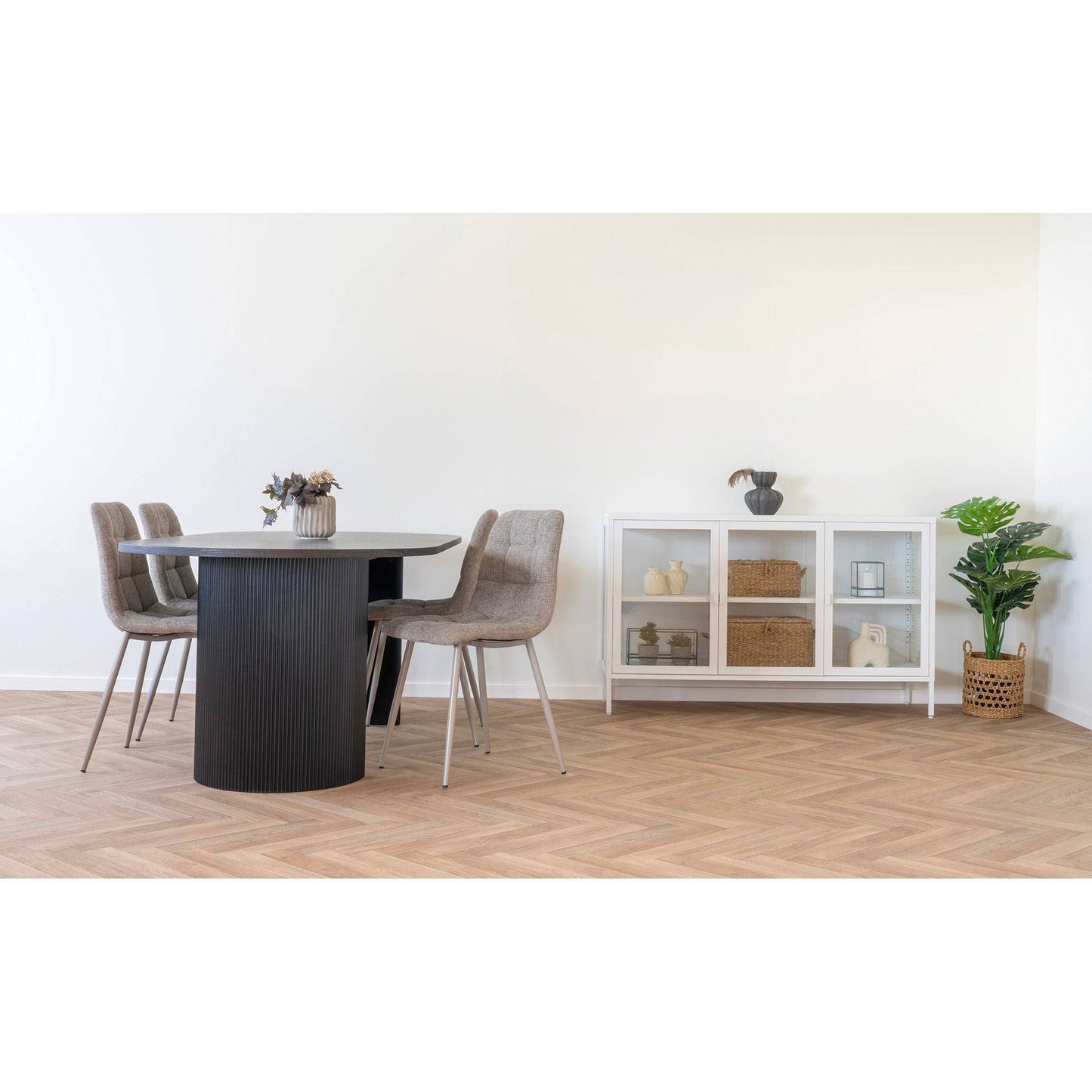 Masa de dining maro inchis, in living