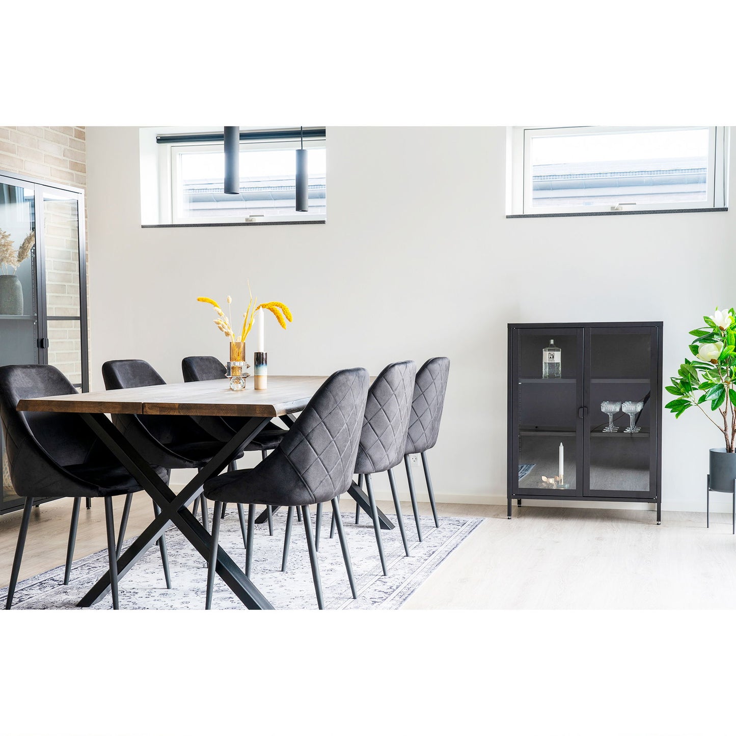  Vitrina cu 2 usi de sticla, otel, negru, in living scandinav