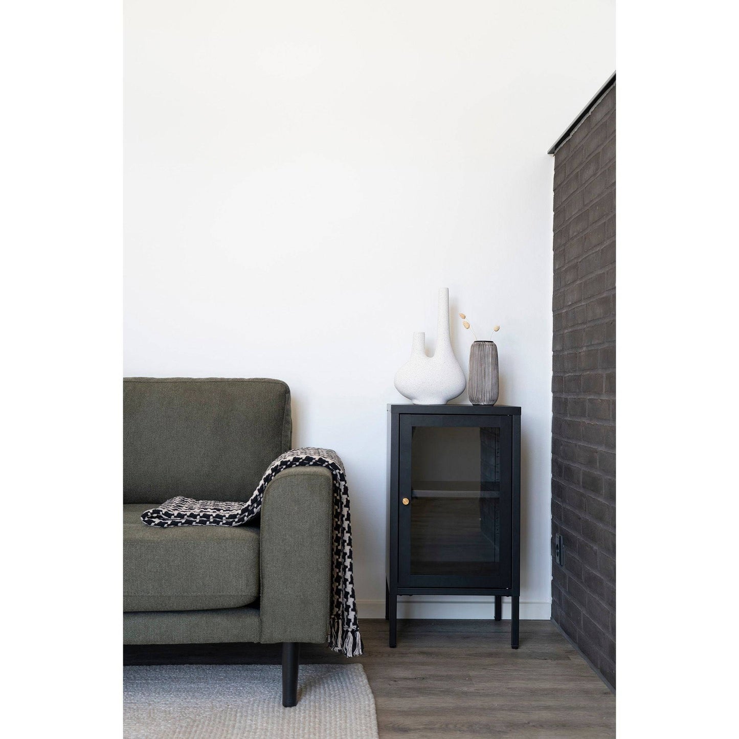 Dulap, cu 1 usa de sticla, otel, negru in iving scandinav