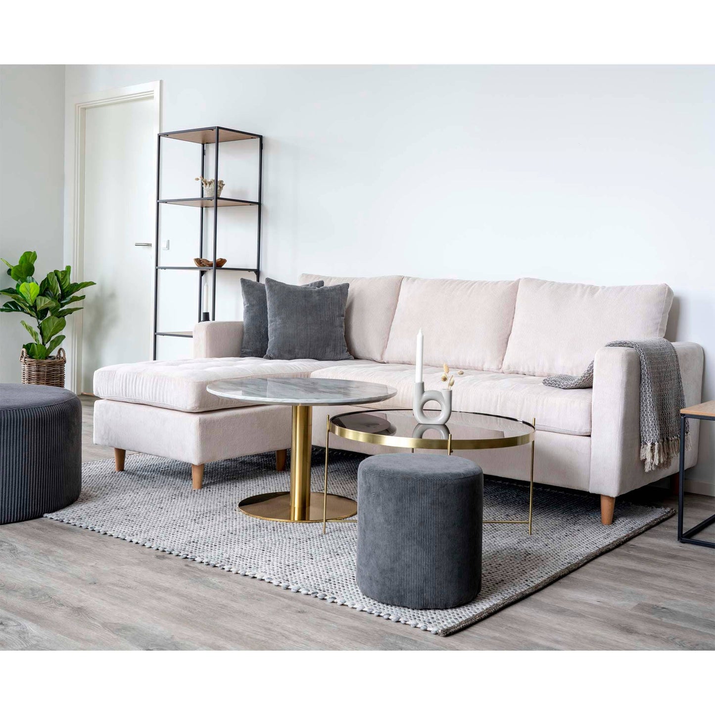 Etajera cu 5 rafturi cu aspect de stejar, rama neagra, in living