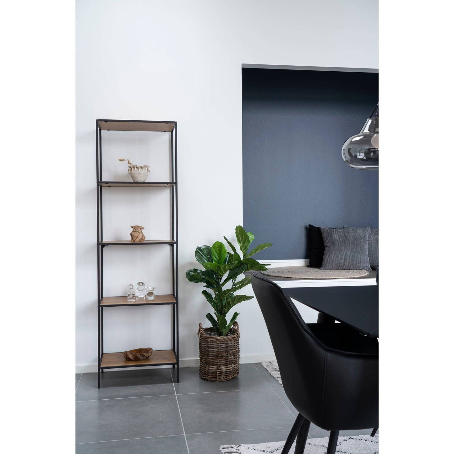 Etajera cu 5 rafturi cu aspect de stejar, rama neagra, in living