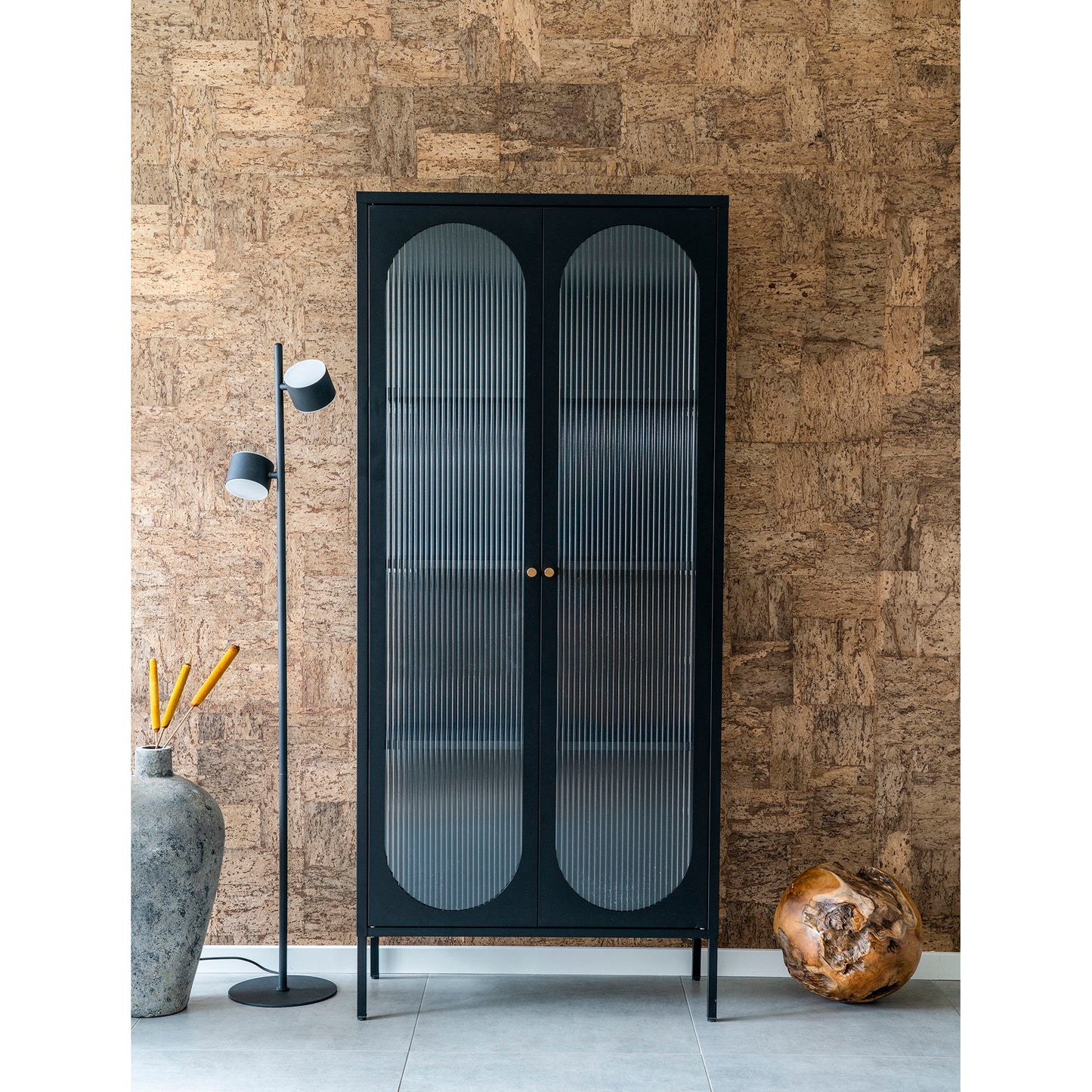  Vitrina cu 2 usi din sticla texturata, otel, negru, in living scandinav