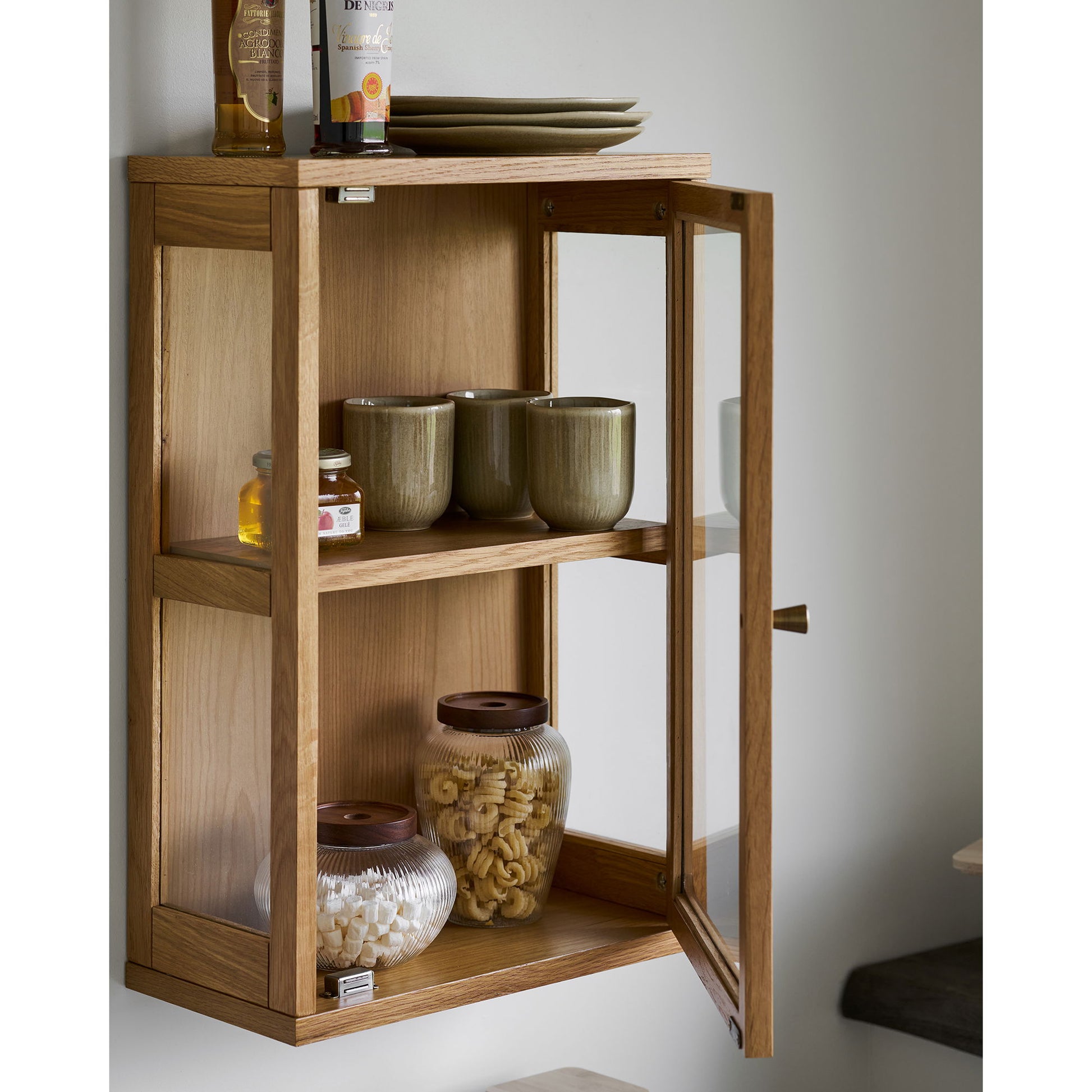 Vitrina suspendata, stejar/furnir de stejar/sticla calita, natur, in living scandinav