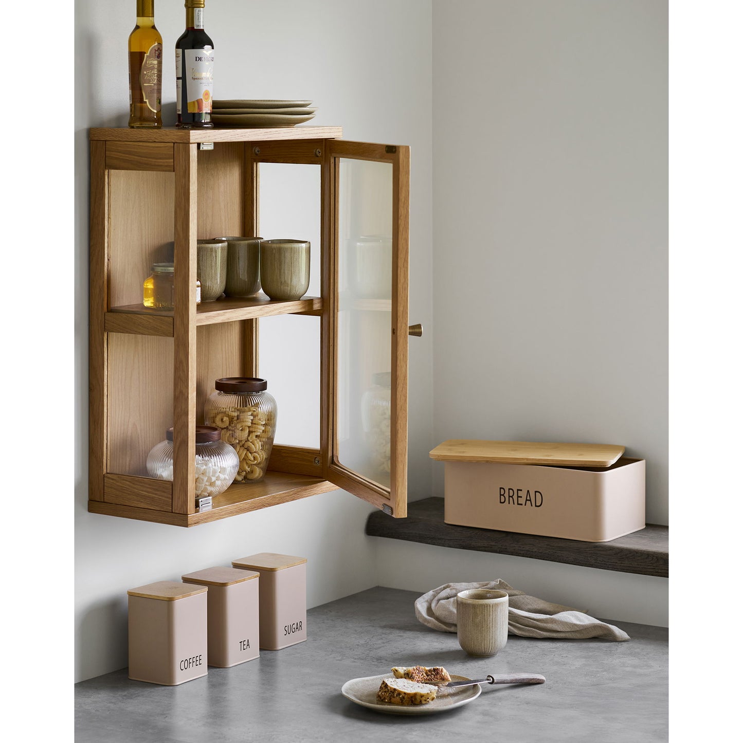 Vitrina suspendata, stejar/furnir de stejar/sticla calita, natur, in living scandinav