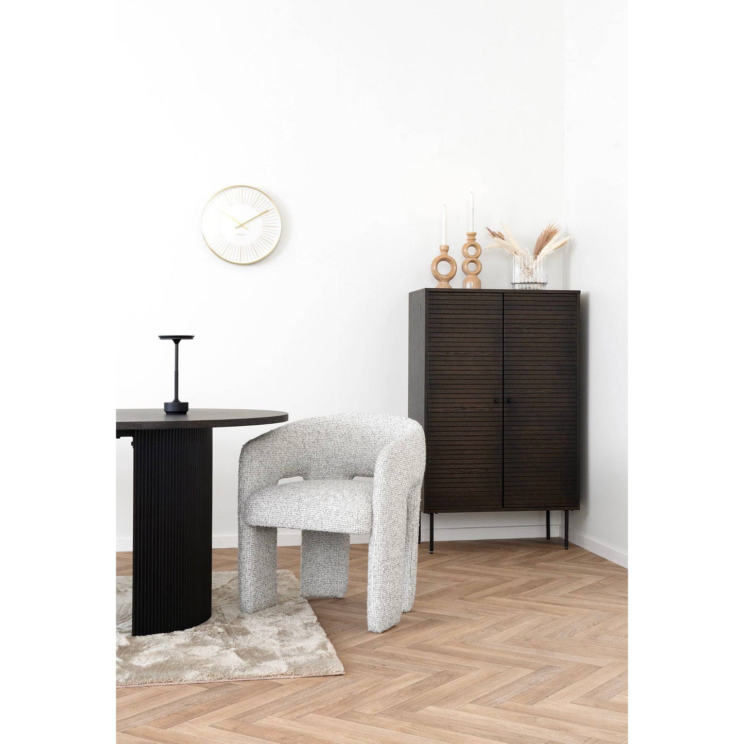 Comoda cu 2 usi, furnir de stejar afumat, picioare metalice negre, in living