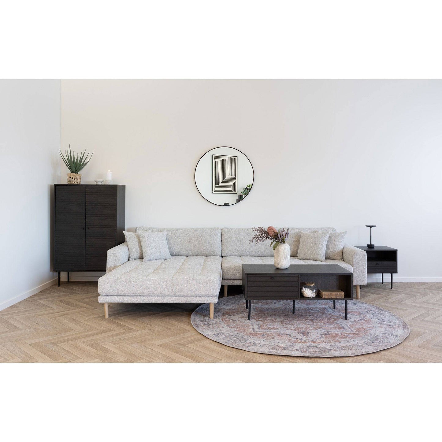 Comoda cu 2 usi, furnir de stejar afumat, picioare metalice negre, in living