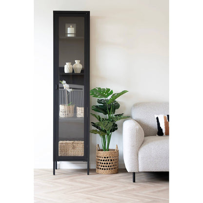 Vitrina ingusta cu 1 usa de sticla, din otel negru, in living scandinav