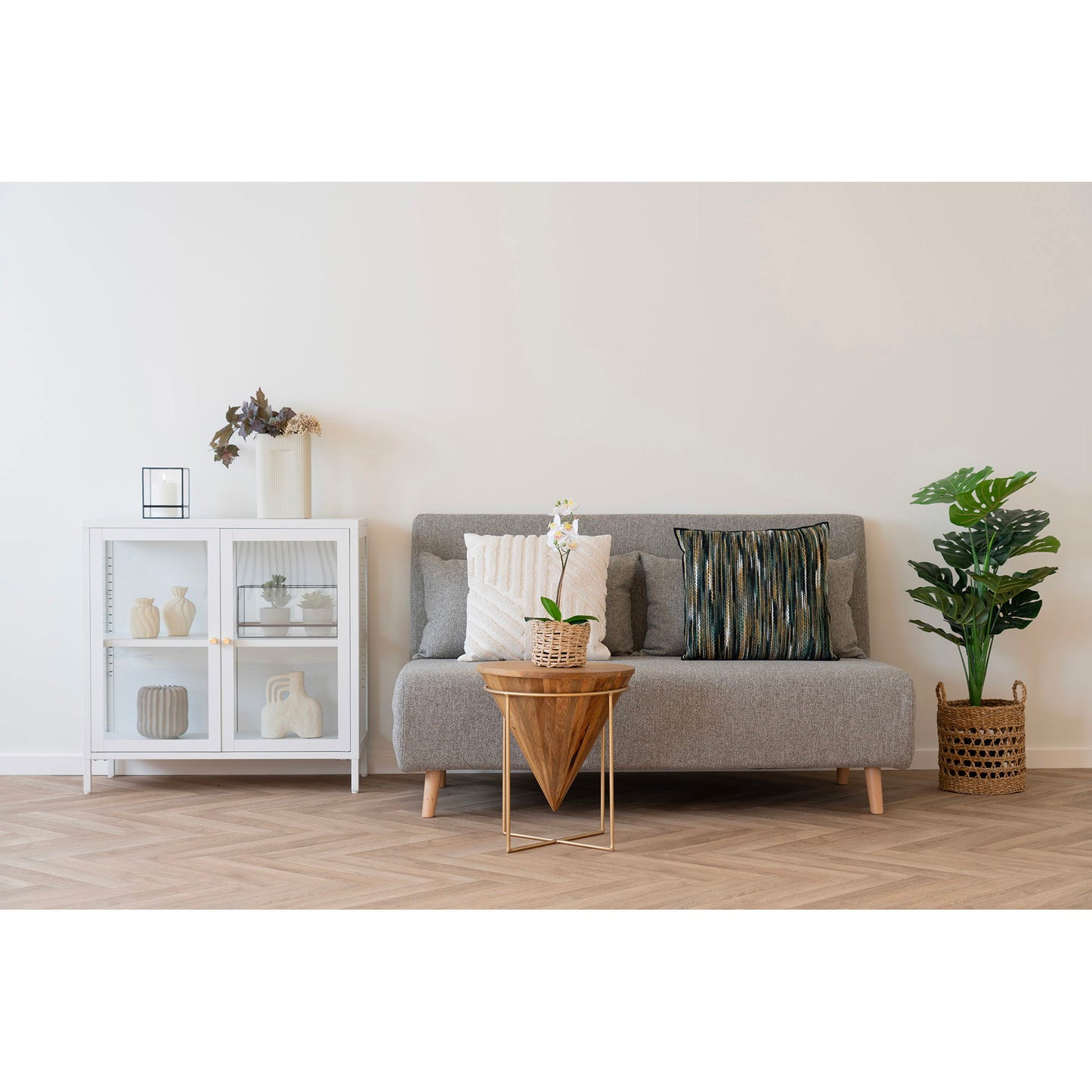 Vitrina cu 2 usi de sticla, din otel alb, in living scandinav