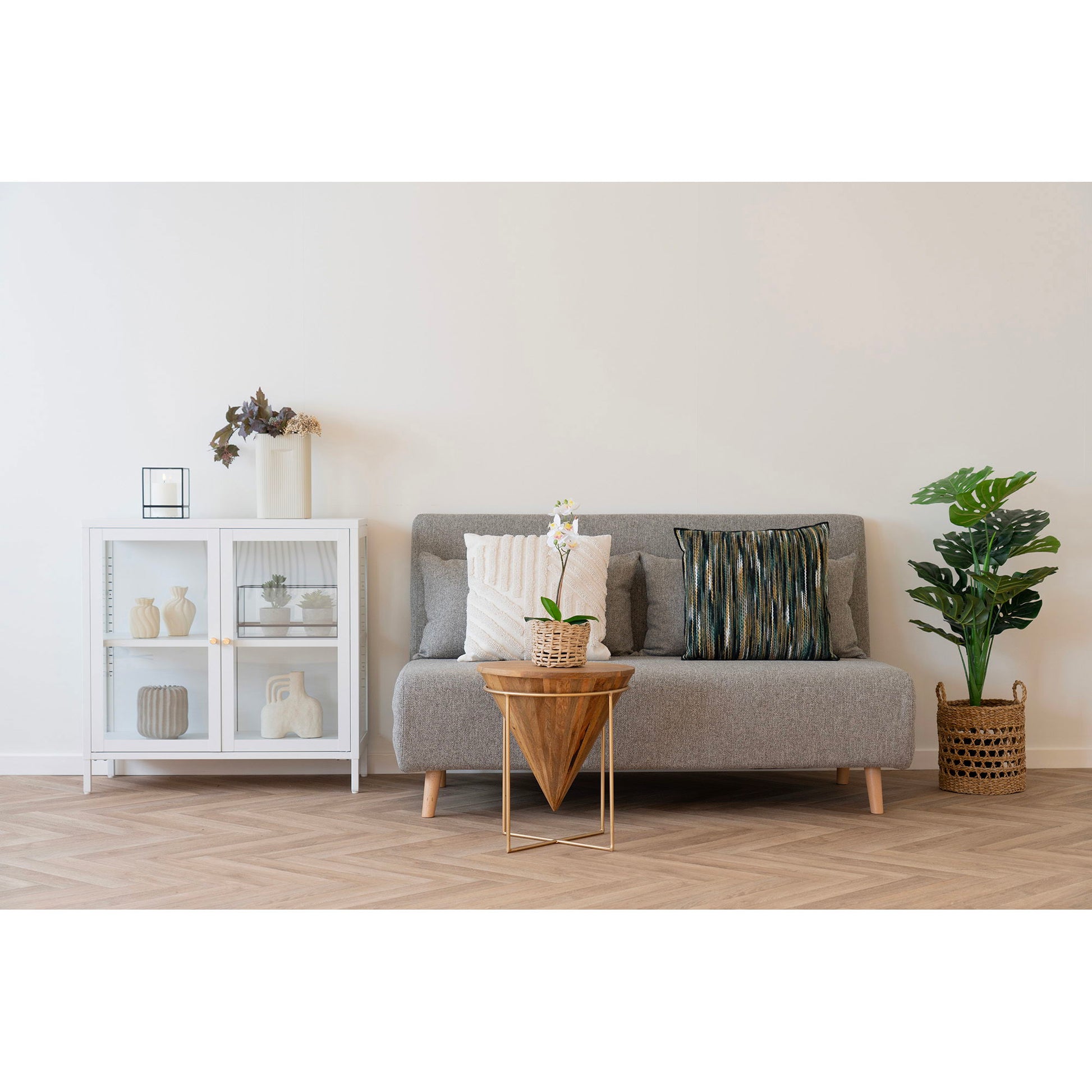 Vitrina cu 2 usi de sticla, din otel alb, in living scandinav