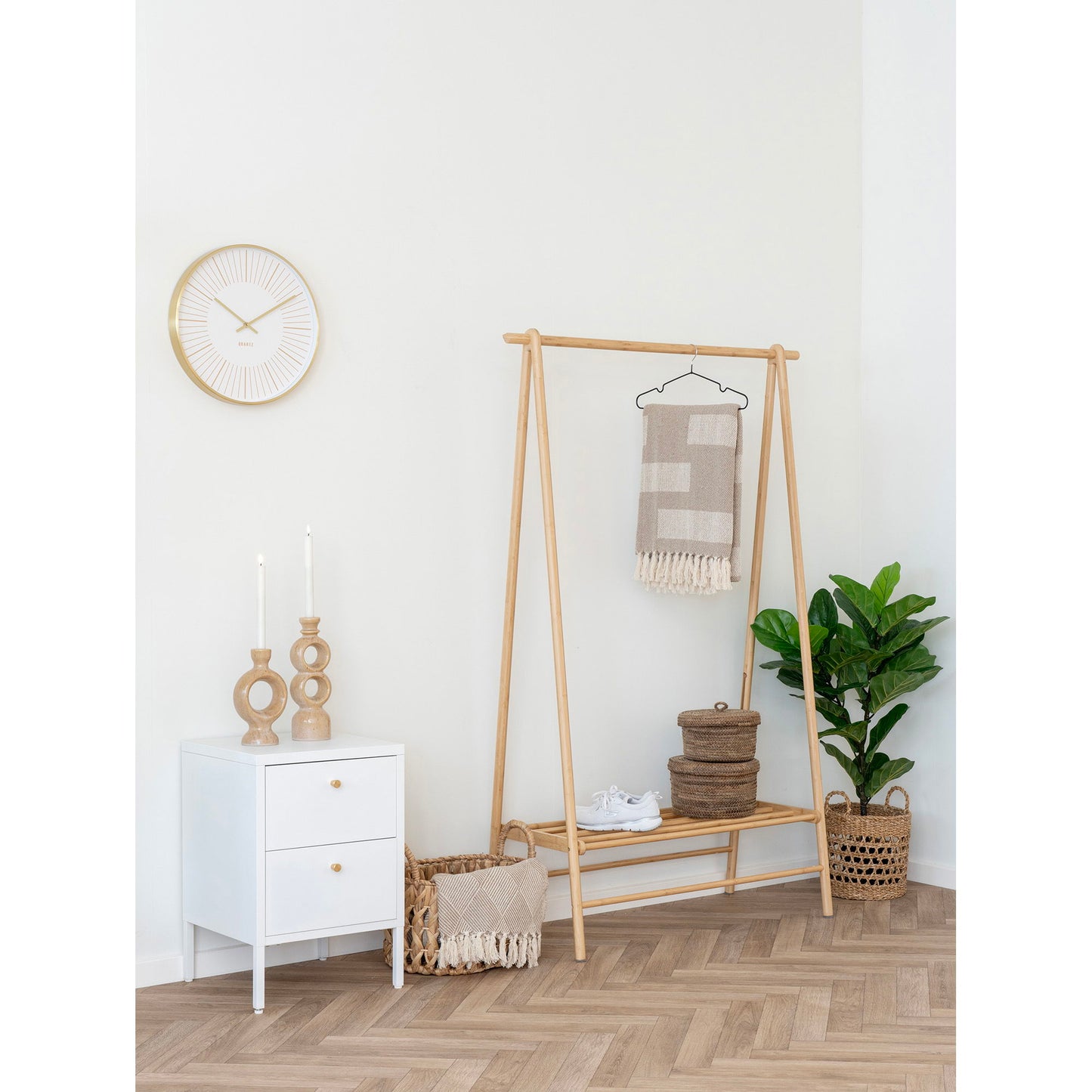 Noptiera cu 2 sertare, din otel alb, in living scandinav