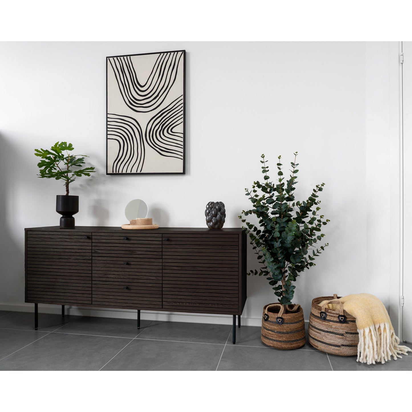 Comoda cu 3 sertare, 2 usi, furnir de stejar smoked, picioare metalice negre, in living scandinav