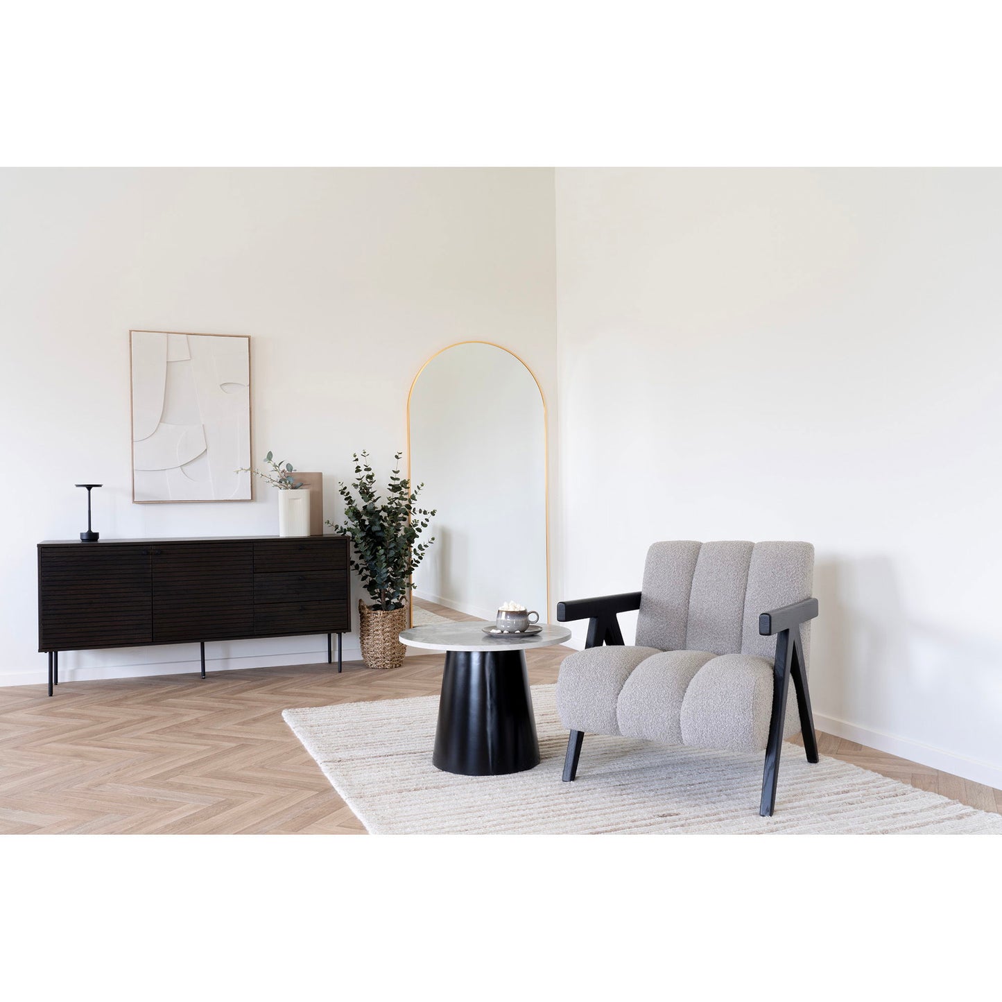 Comoda cu 3 sertare, 2 usi, furnir de stejar afumat, picioare metalice negre, in living