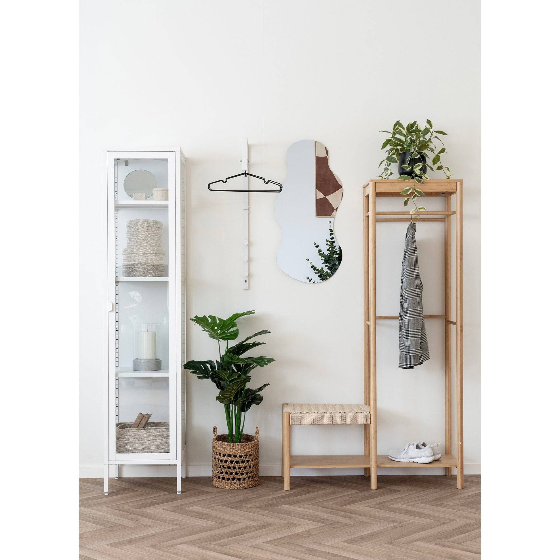 Suport pentru haine, cu banca din rachita, natur, in living scandinav