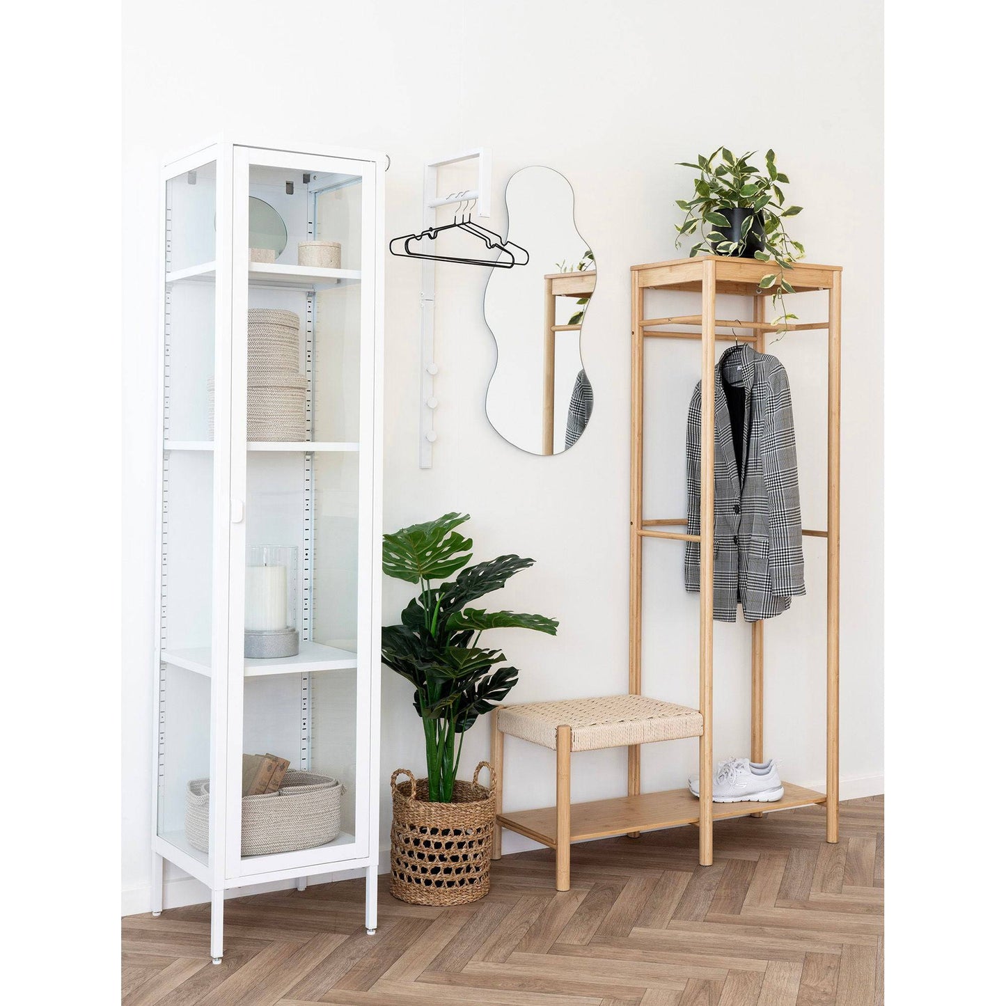 Suport pentru haine, cu banca din rachita, natur, in living scandinav