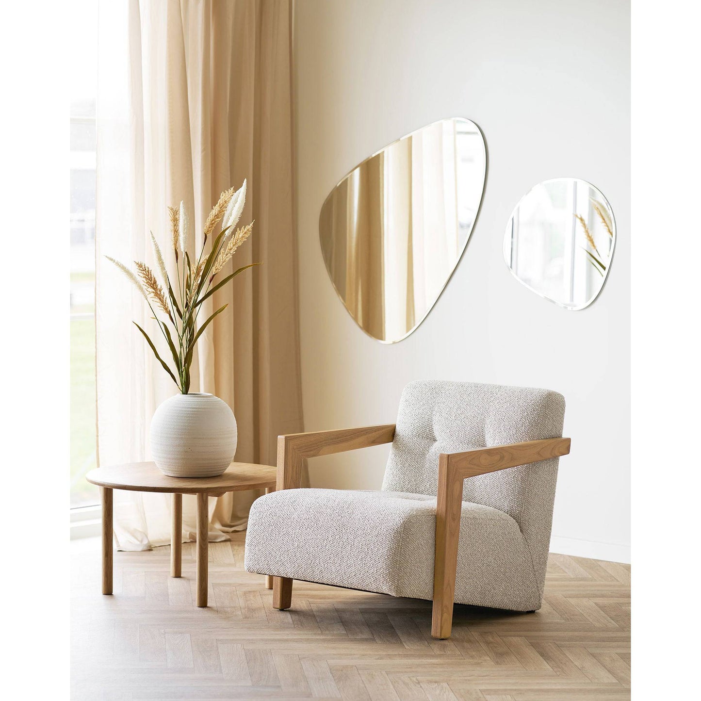  Oglinda de perete, cu forma organica, in living bej