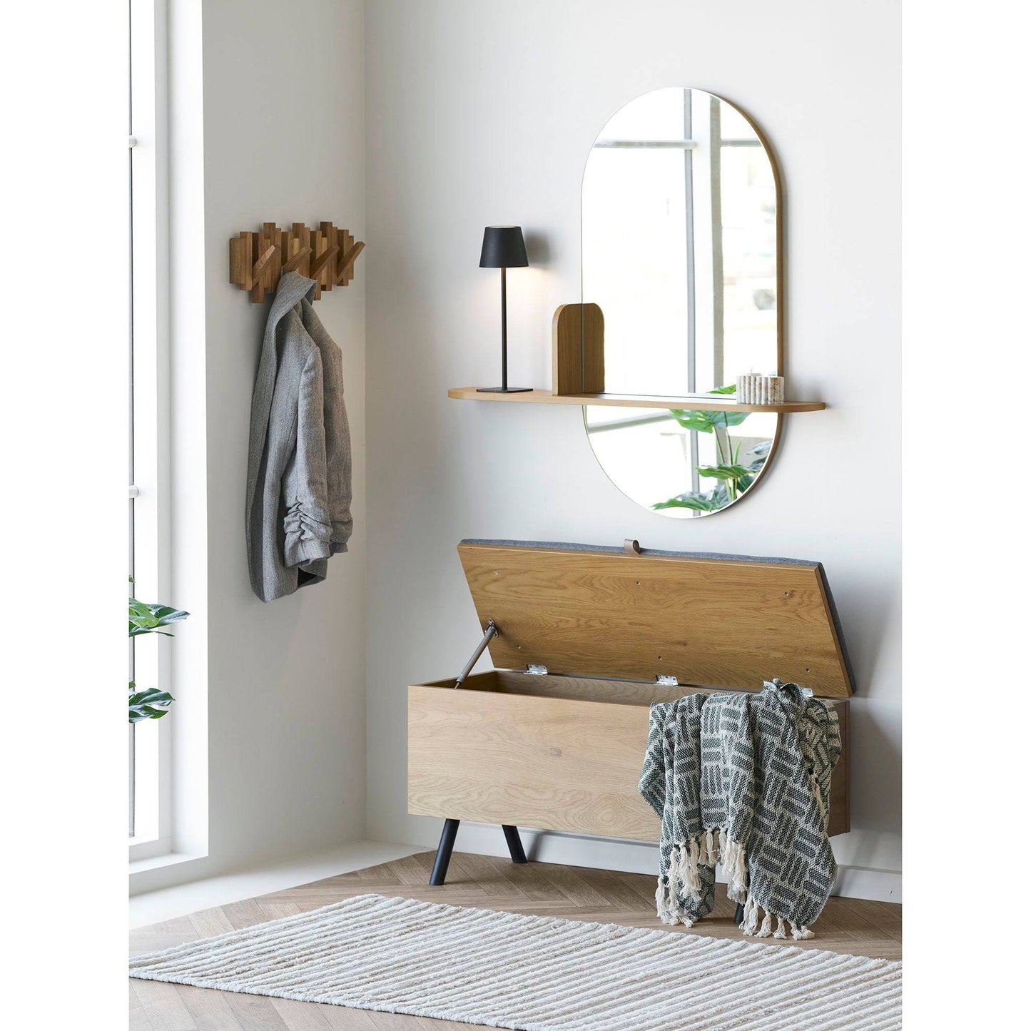  Oglinda cu raft, aspect de stejar, in living scandinav