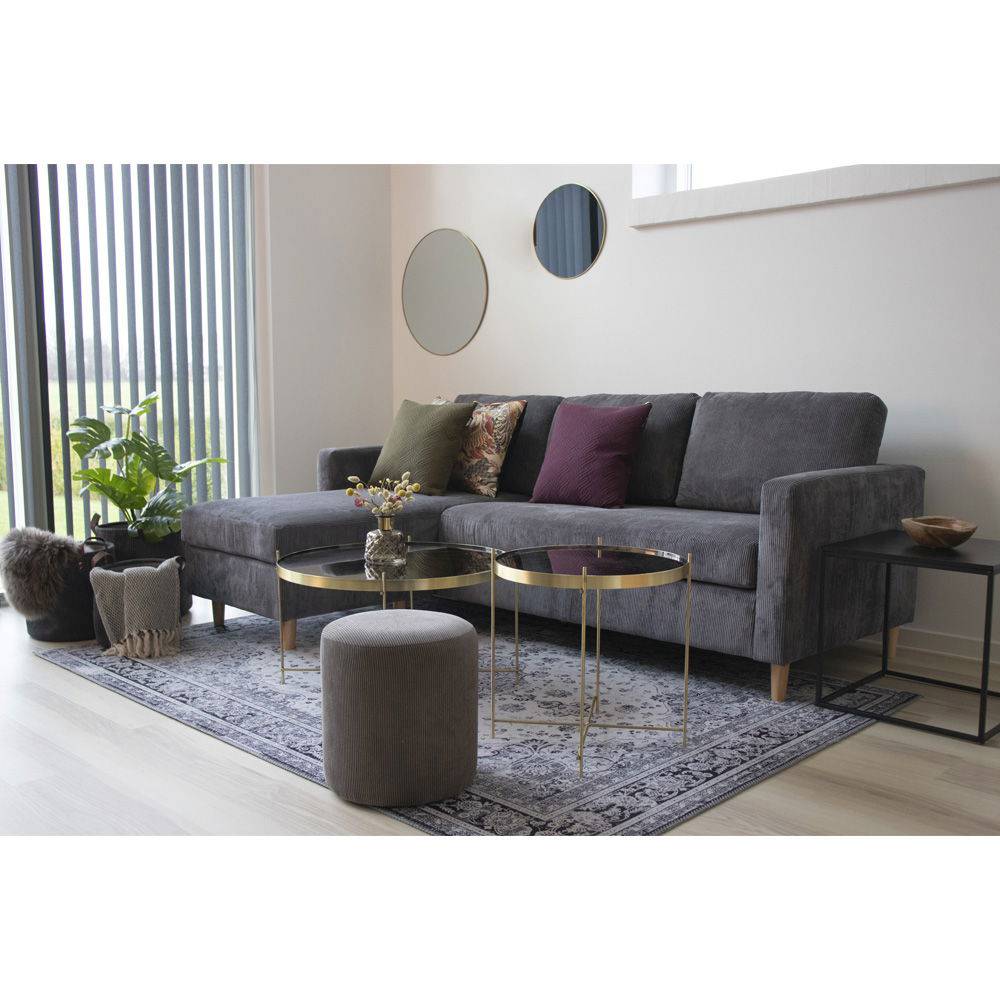 Oglinda din otel, aspect alama, in living scandinav
