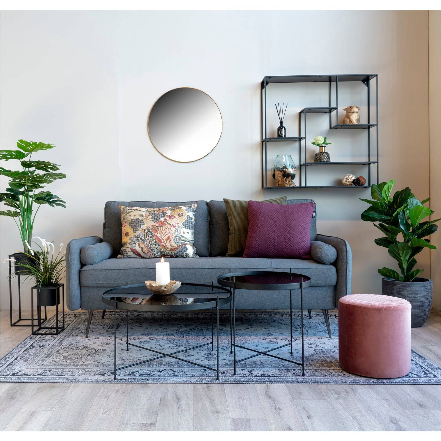 Oglinda din otel, aspect alama, in living scandinav