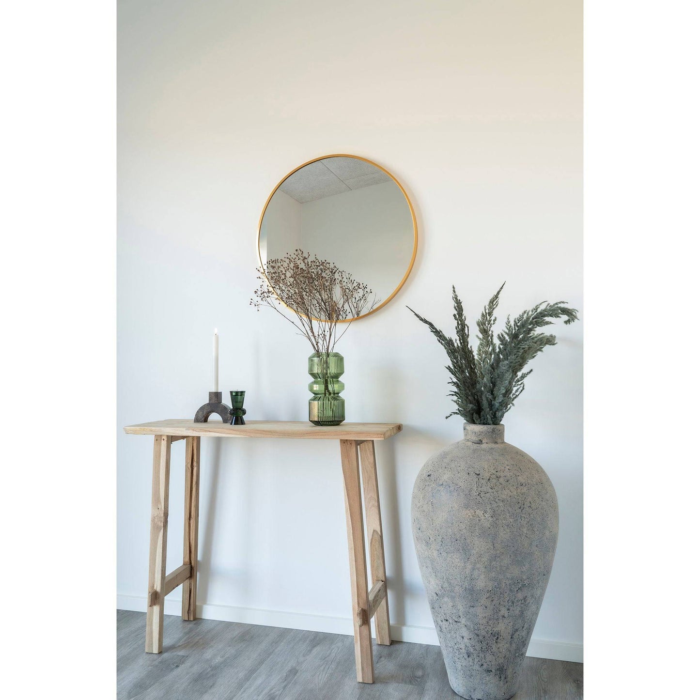 Oglinda cu rama din aluminiu, cu aspect de alama, in living