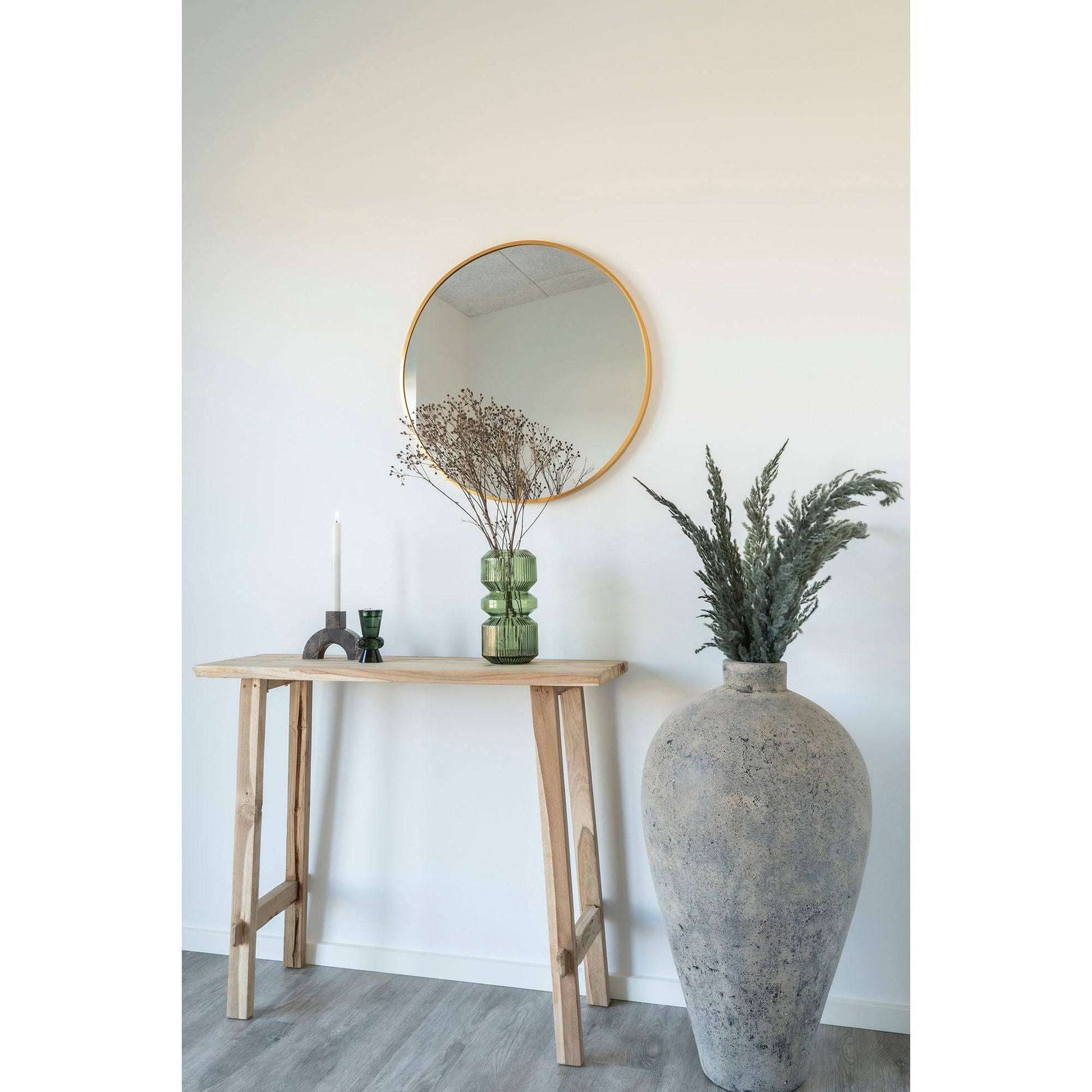 Oglinda cu rama din aluminiu, cu aspect de alama, in living